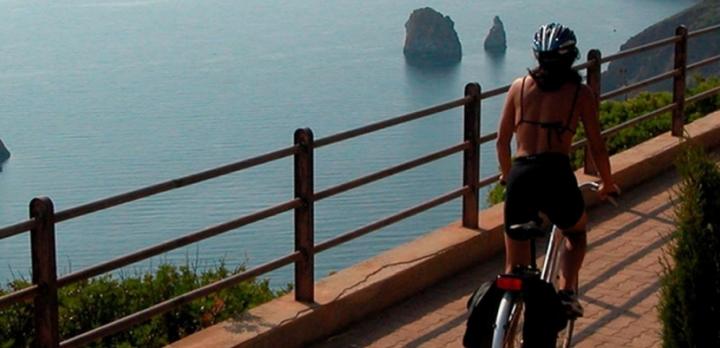 Sardaigne en liberté: Combinez vélo électrique et voiture de location !