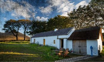 Cottage irlandais traditionnel en pleine montagne