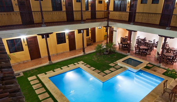 Ancienne maison coloniale avec piscine et patio