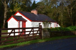 Un cottage de passage typique ("railway-crossing cottage")