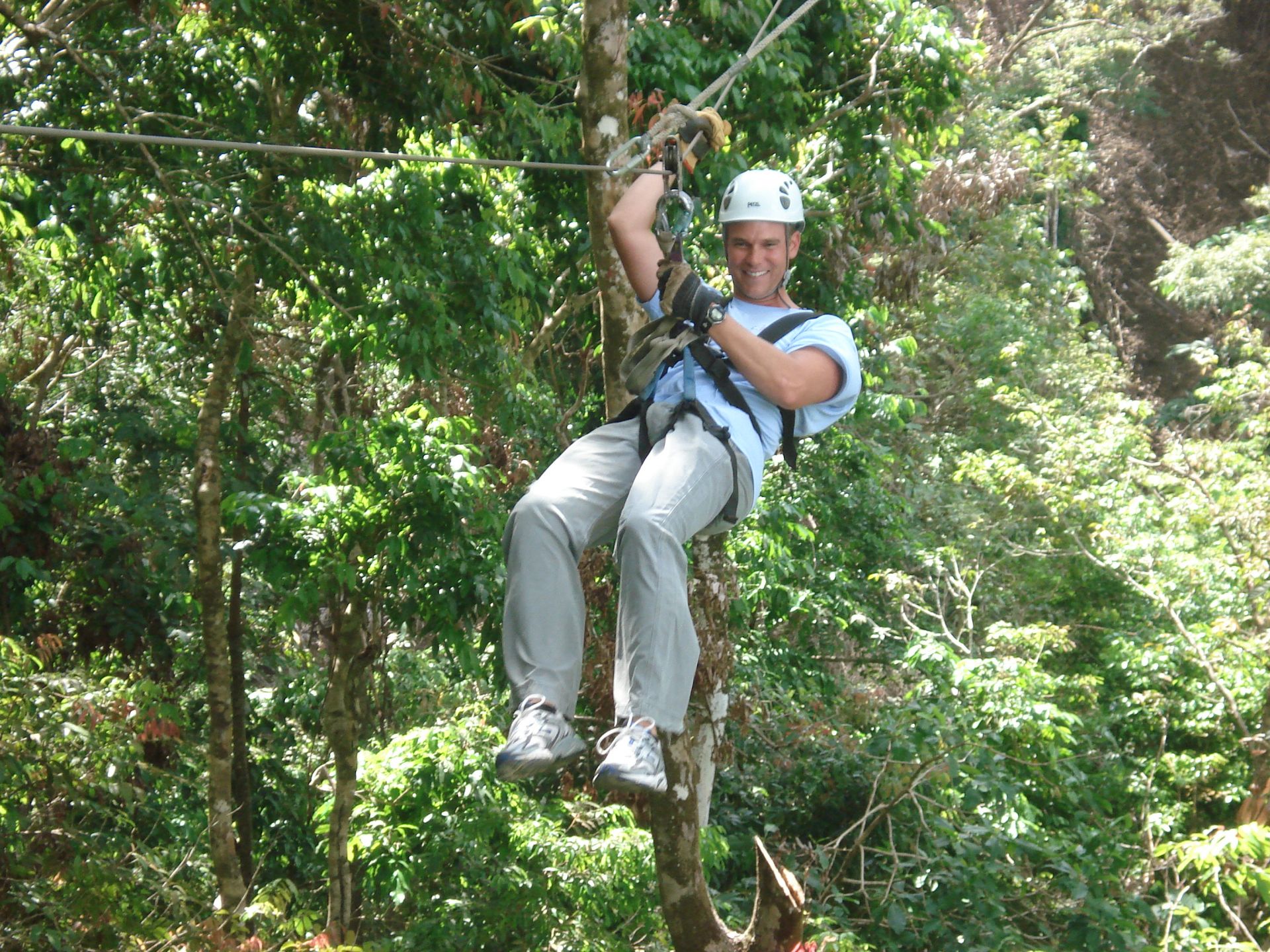 Un voyage pour les sportifs : rafting, tyrolienne, randonnée autour des volcans, cheval, VTT...