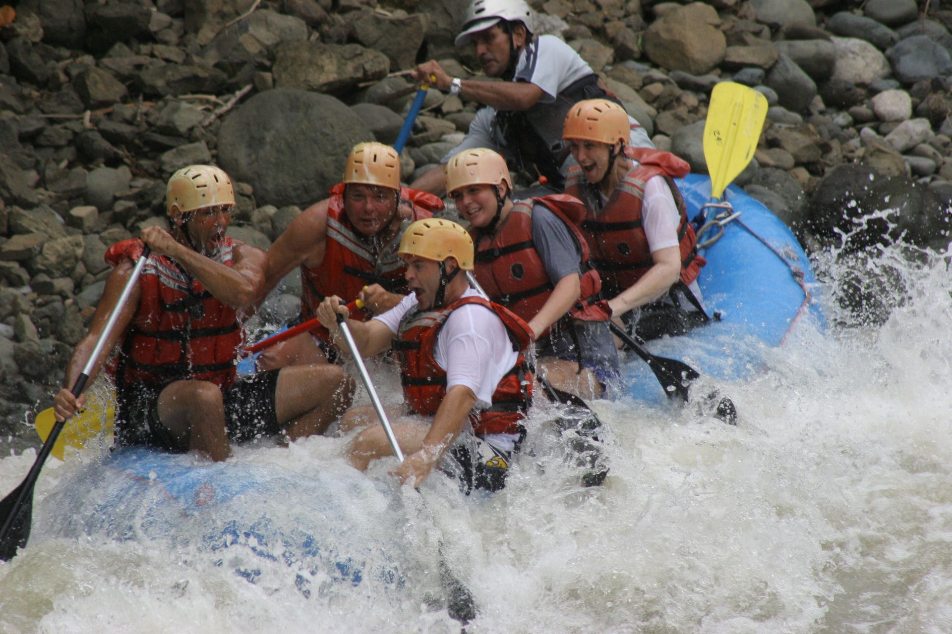 Un voyage pour les sportifs : rafting, tyrolienne, randonnée autour des volcans, cheval, VTT...