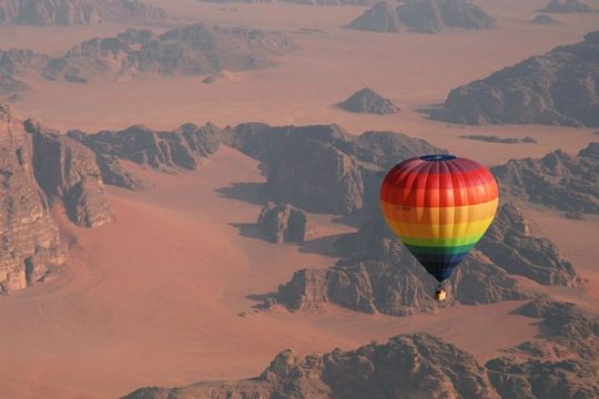 Survol du wadi rum en Montgolfière