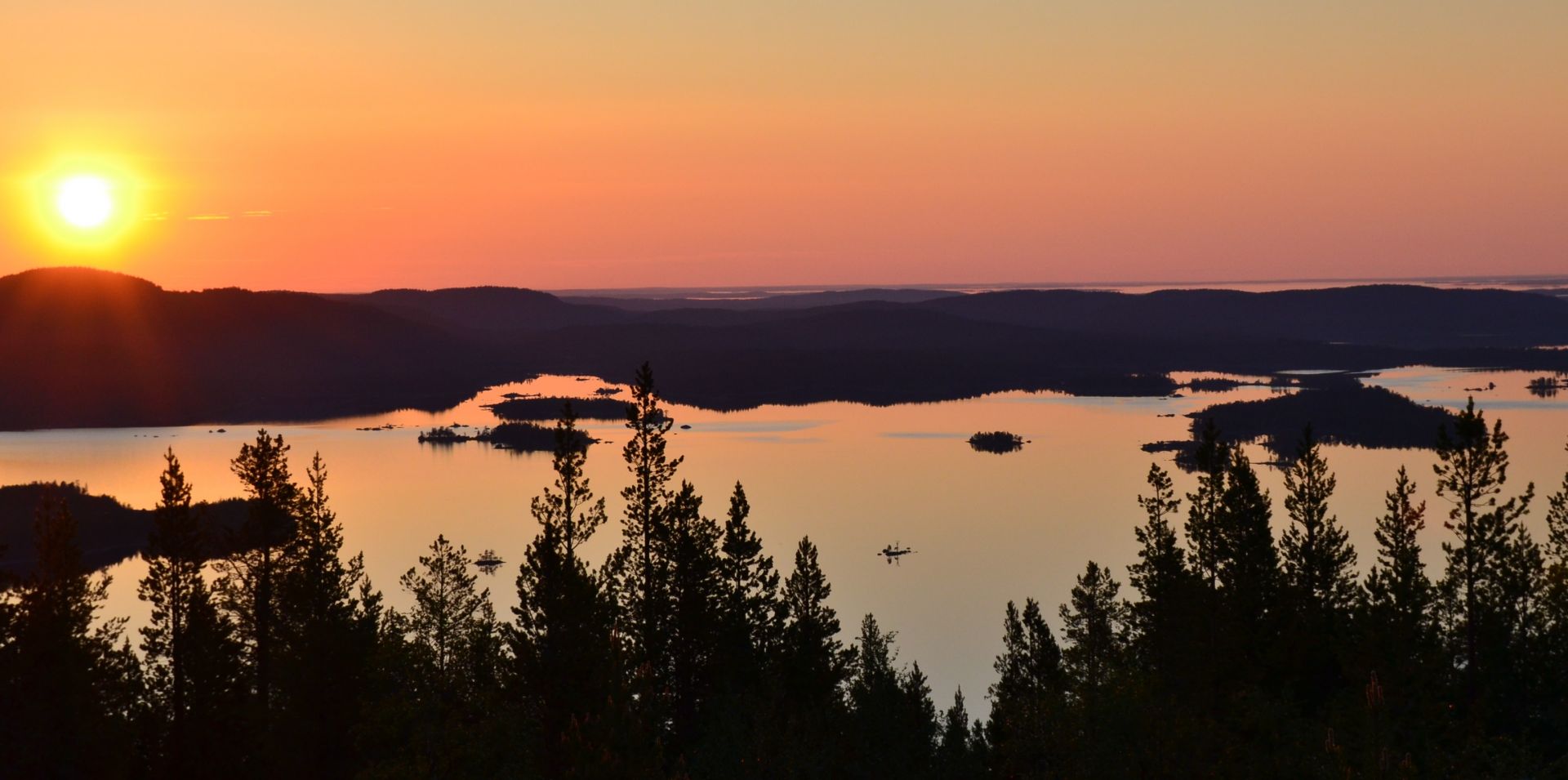 Autotour à travers les grands lacs de Finlande sous le soleil de minuit